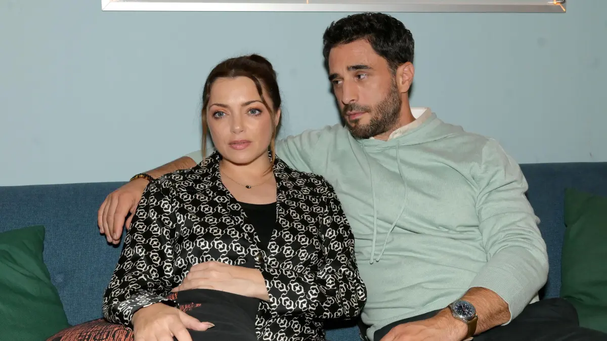 Die Beziehung von Emily (Anne Menden) und Tobias (Jan Kittmann) steht vor einer großen Belastungsprobe.