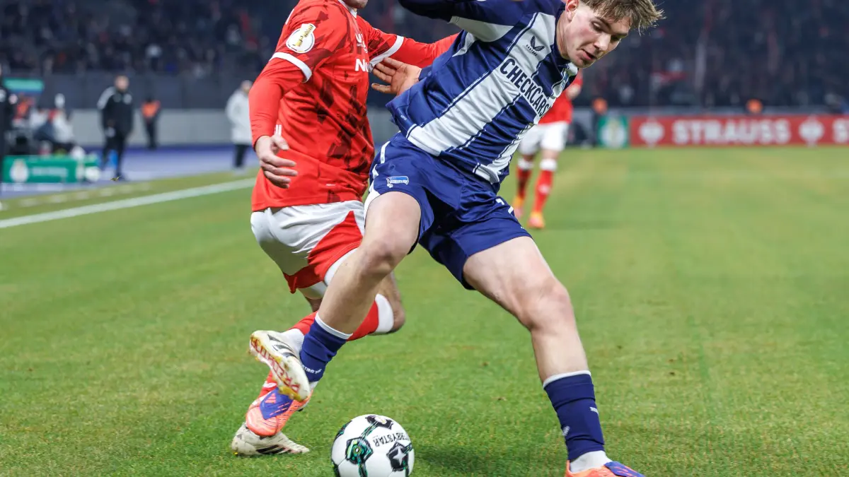 Fußball: DFB-Pokal, Hertha BSC - 1. FC Kaiserslautern, Achtelfinale, Olympiastadion. Kennet Eichhorn (r, Hertha BSC) kämpft gegen Ivan Prtajin (1. FC Kaiserslautern) um den Ball. +++ dpa-Bildfunk +++