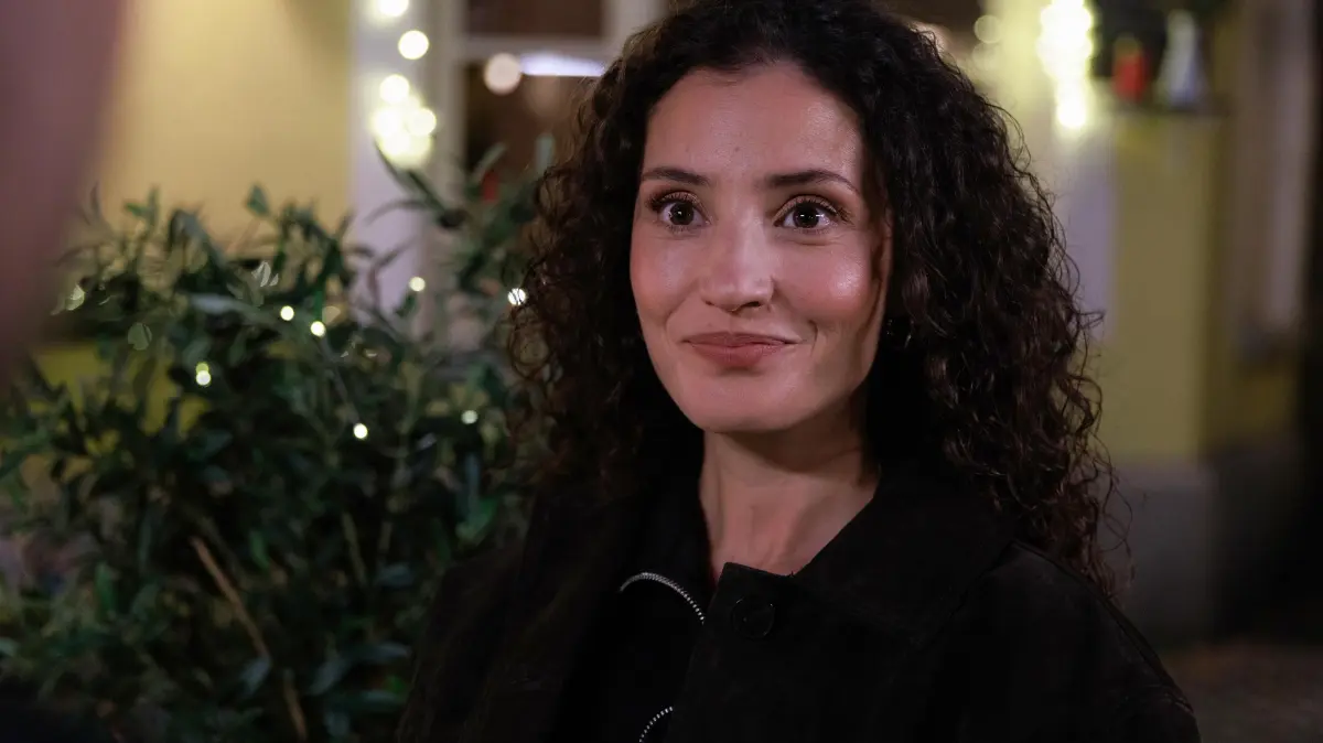 Naomi (Nadine Menz) wird von Paco aufgefangen.