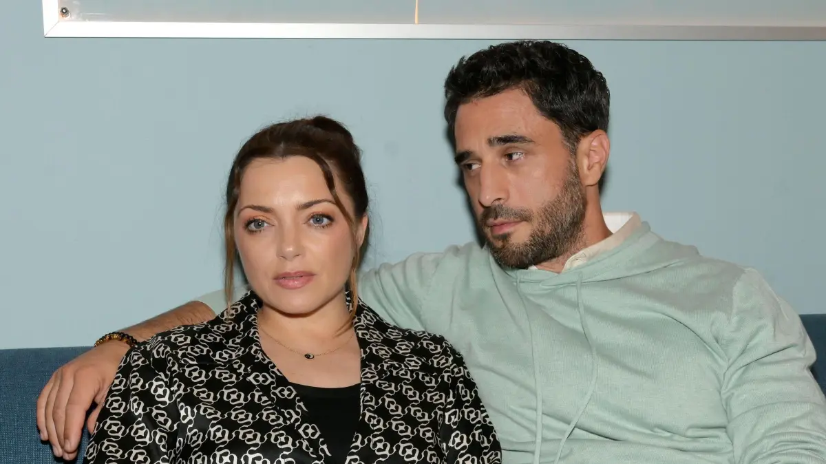 Emily (Anne Menden) verschweigt Tobias (Jan Kittmann), dass sie an ihrer Beziehung zweifelt.