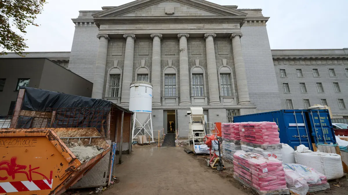 Pergamonmuseum wird 2027 wiedereroeffnet : Baumaterial vor dem Pergamonmuseums im Berlin Foto vom 04.12.2025. Das Berliner Pergamonmuseum soll 2027 wieder fuer das Publikum geoeffnet werden. Die derzeit laufende, vom Bund finanzierte Sanierung stehe vor der Fertigstellung des ersten Bauabschnitts, teilte die Stiftung Preussischer Kulturbesitz SPK am 04.12.2025 mit. Die auf knapp 500 Millionen Euro veranschlagten Baumassnahmen unter anderem im Mittelbau mit dem Pergamonaltar wuerden bis zum Jahresende abgeschlossen. Im Fruehjahr 2027 solle das Haus, das zum Unesco-Weltkulturerbe gehoert, wieder fuer Besucherinnen und Besucher geoeffnet werden. Siehe epd-Meldung vom 04.12.2025 EDITORIAL USE ONLY *** Construction material in front of the Pergamon Museum in Berlin Photo from 04 12 Copyright: epd-bild/ChristianxDitsch D25D1204Pergamonmuseum103224