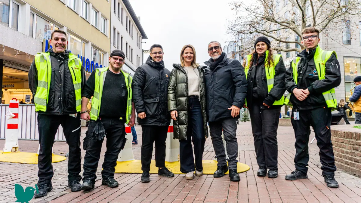 Gruppenfoto mit SHS Sicherheitspersonal - Personen in der Mitte:Sofian Bendahmane, Projektleiter SHS Sicherheit und Service GmbH (3. v. l.)Sandra Walter, Geschäftsführerin Ulmer City Marketing (Mitte)Barny Sancakli, Geschäftsführer SHS Sicherheit und Service GmbH (3. v. r.)