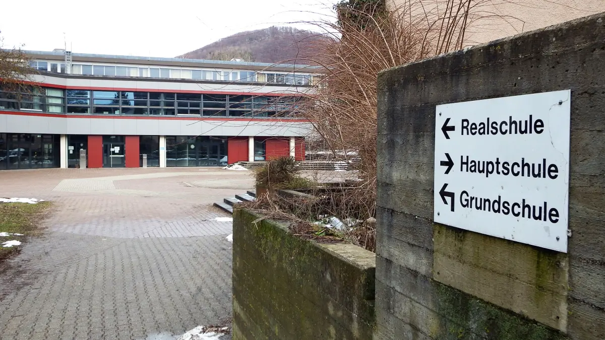 Verbundschule Deggingen. Die Realschule in Deggingen erhielt im Lockdown eine neue Verkleidung der Außenfassade und ein neues Dach. Darüber hinaus wurde in 17 Klassenräumen die Digitalisierung erweitert.
