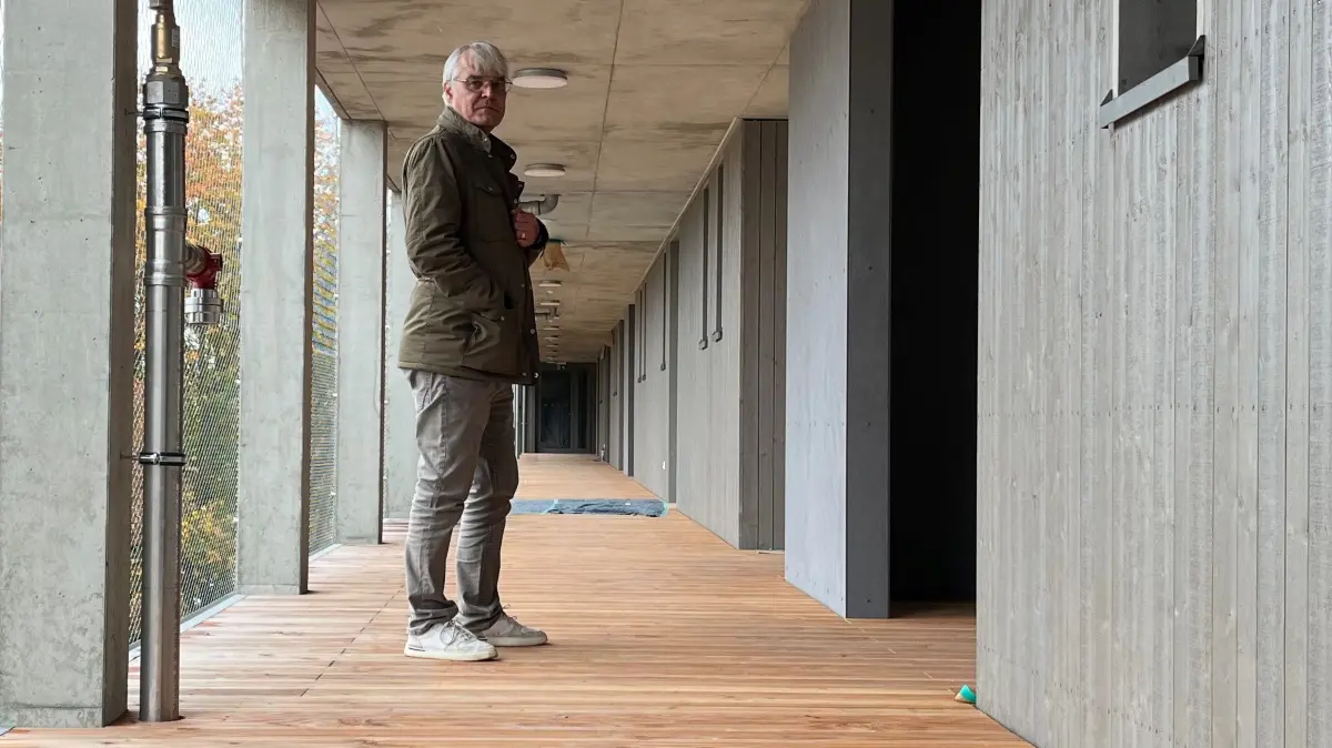 André Zaman ist seit Anfang 2024 Geschäftsführer der Neu-Ulmer Wohnungsbaugesellschaft. Nun übernimmt er auch die ebenfalls städtische Entwicklungsgesellschaft.