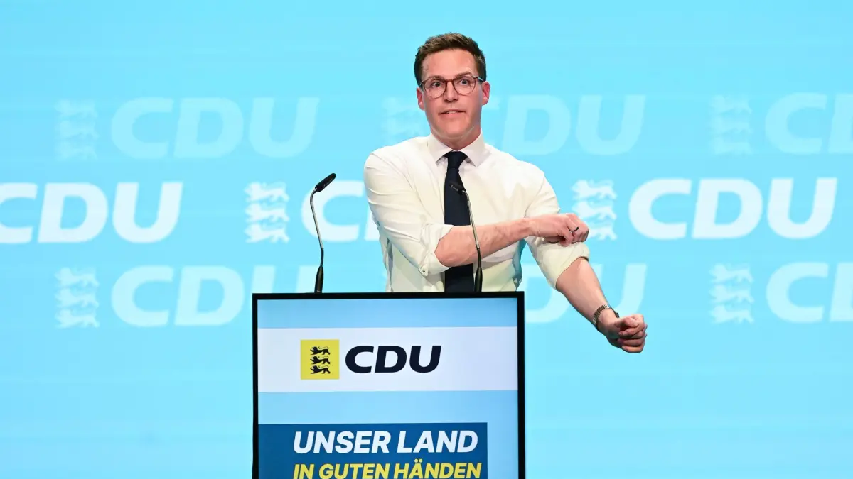 CDU-Landesparteitag Baden-Württemberg: 05.12.2025, Baden-Württemberg, Heidelberg: Manuel Hagel, Landesvorsitzender der CDU Baden-Württemberg und Spitzenkandidat für die Landtagswahl in Baden-Württemberg 2026, krempelt beim CDU-Landesparteitag während seiner Rede die Ärmel seines Hemds hoch. Kurz vor der heißen Phase des Landtagswahlkampfs bringt sich die baden-württembergische CDU in Stellung. Foto: Bernd Weißbrod/dpa +++ dpa-Bildfunk +++