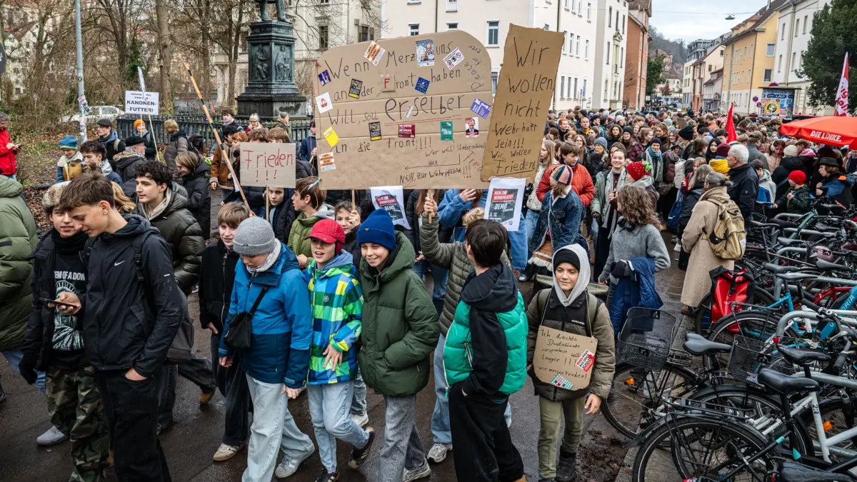 Schulstreik gegen Wehrpflicht in der Uhlandstraße