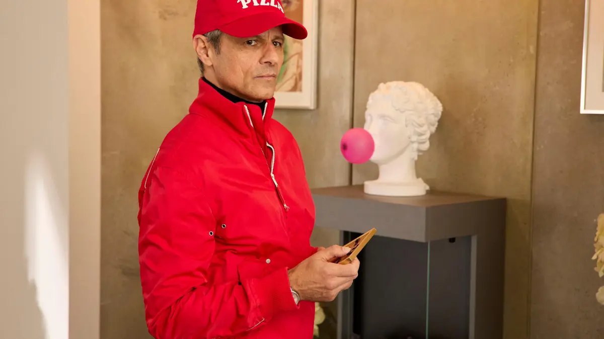 Benedikt (Jens Hajek) schleust sich inkognito in Patrizias Reich.