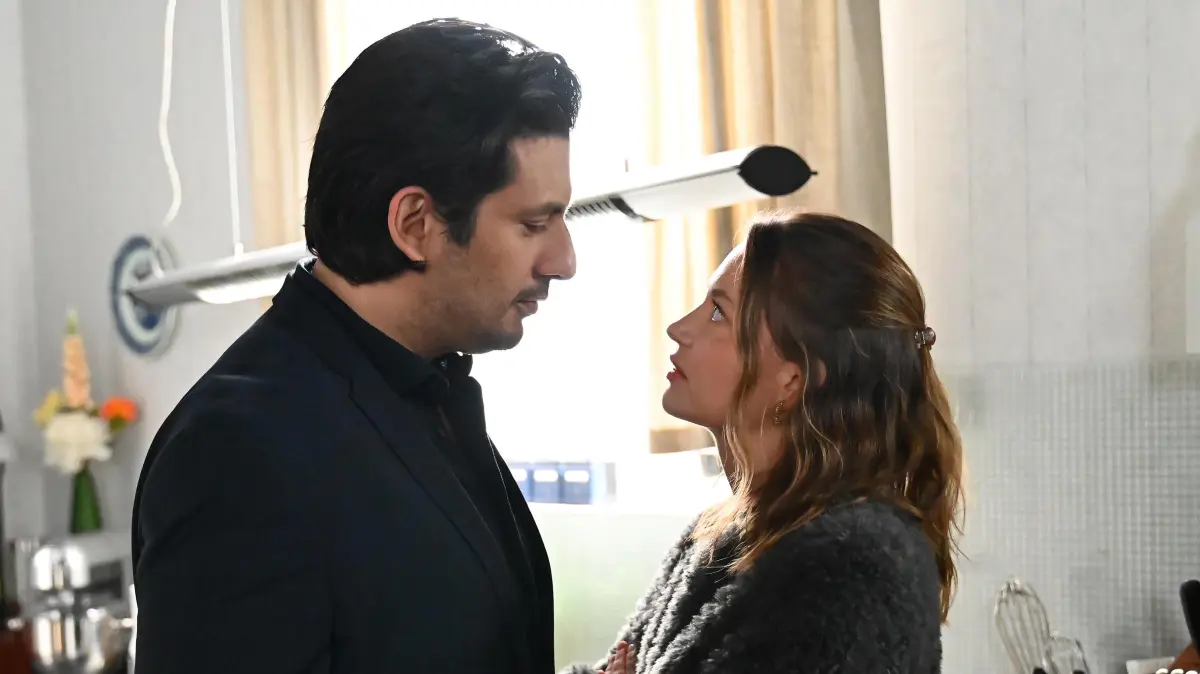 Maximilian (Francisco Medina) und Nathalie (Amrei Haardt) sind jetzt ein Paar.