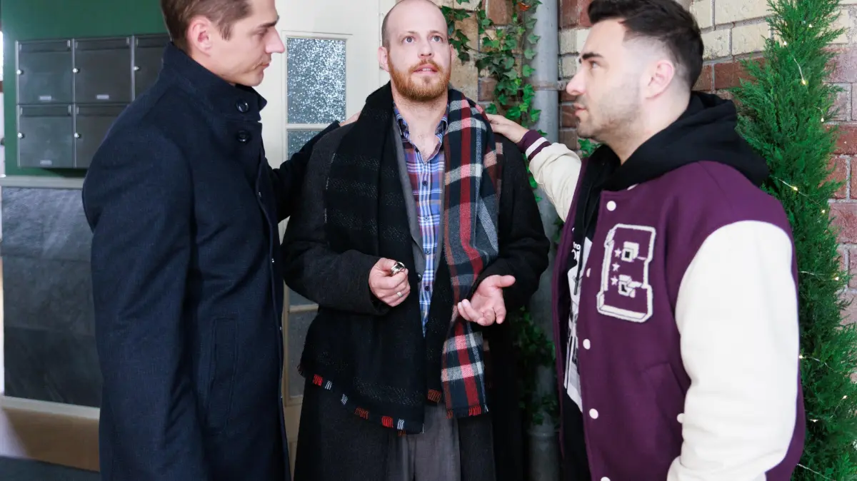 Tobias (Patrick Müller, M.) bekommt die Bestätigung, dass Esma kein Interesse an ihm hat. Links Ringo (Timothy Boldt), rechts Easy (Lars Steinhöfel)
