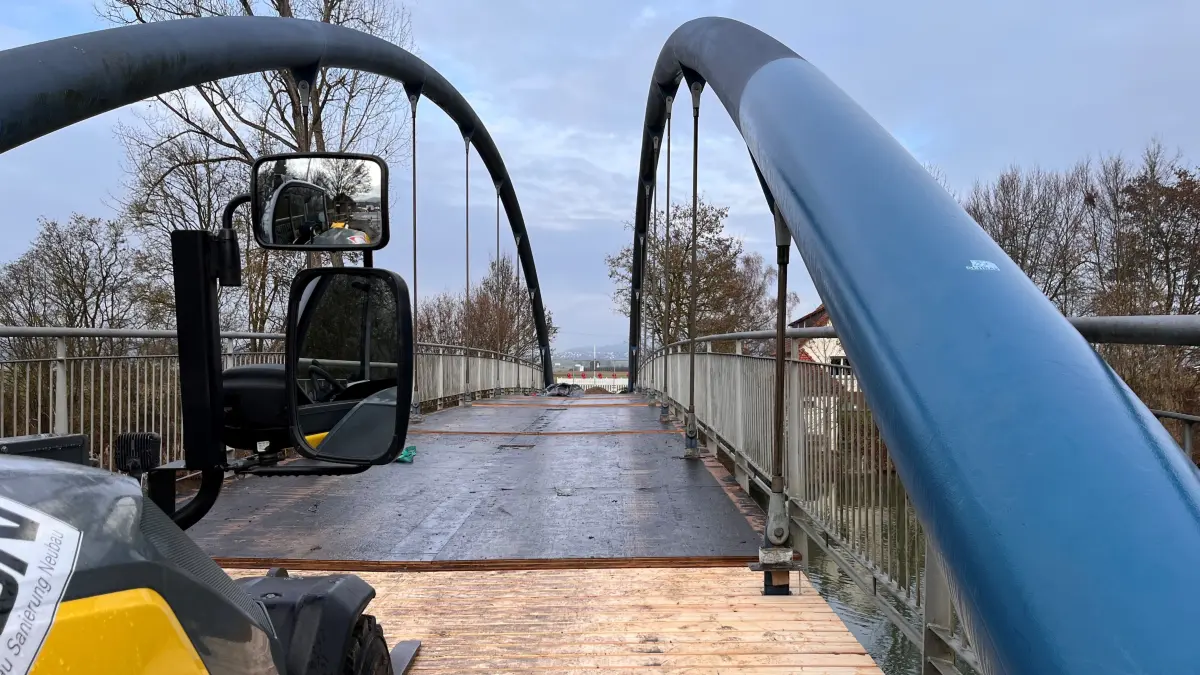 In die Kiebinger Neckarbrücke werden neue Querbalken eingezogen. 5.12.2025