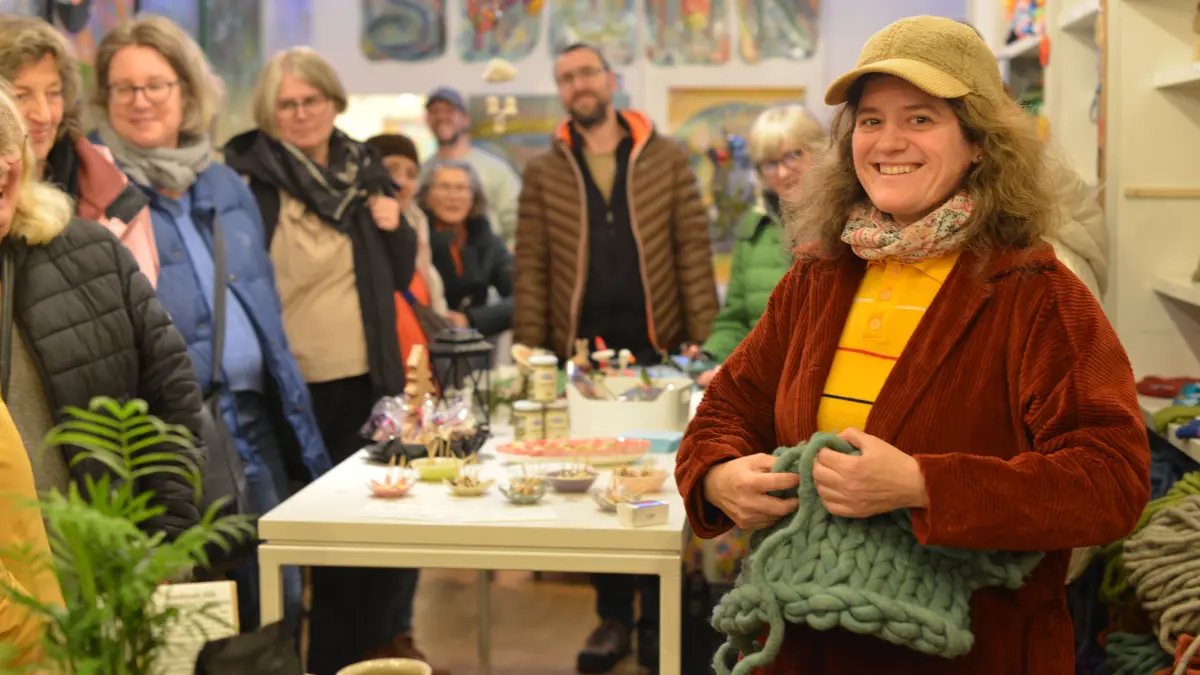Sabrina Heinrichs führte im "Spunk" vor, wie man aus ihren Filzschnüren mit den Händen Sitzkissen stricken kann.