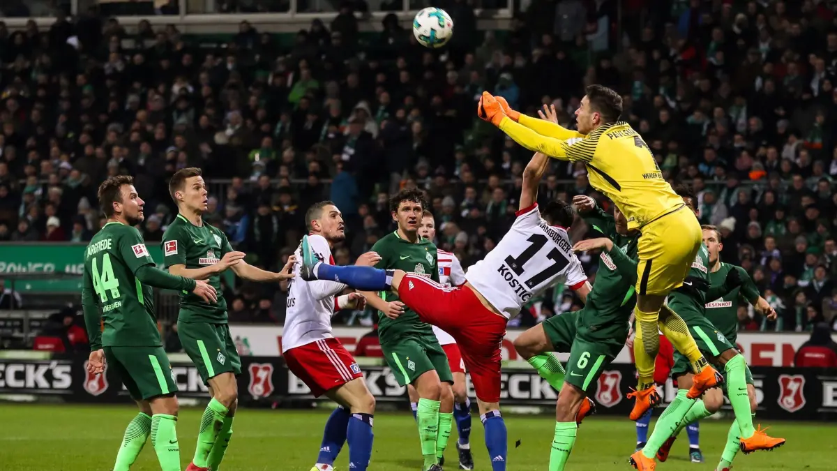 Werder Bremen - Hamburger SV: ARCHIV - 24.02.2018, Bremen: 24.02.2018, Bremen, Fußball: 1. Bundesliga, 24. Spieltag, Werder Bremen - Hamburger SV im Weserstadion. Bremens Torwart Jiri Pavlenka (r) faustet den Ball vor Hamburgs Filip Kostic aus dem Strafraum. (zu dpa: «HSV gegen Werder: Fans fiebern auf Nordderby hin») Foto: Christian Charisius/dpa +++ dpa-Bildfunk +++