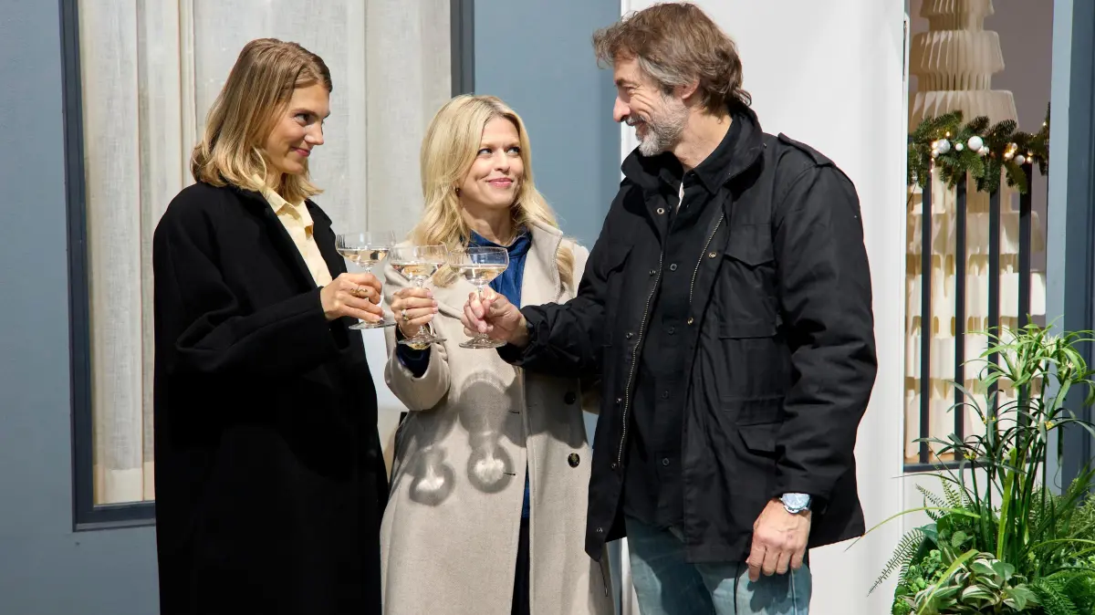 Stella (Bettine Langehein, l.), Patrizia (Miriam Lahnstein) und Jori (Guido Broscheit) fühlen sich befreit, als sie die verräterische Urkunde verbrennen.