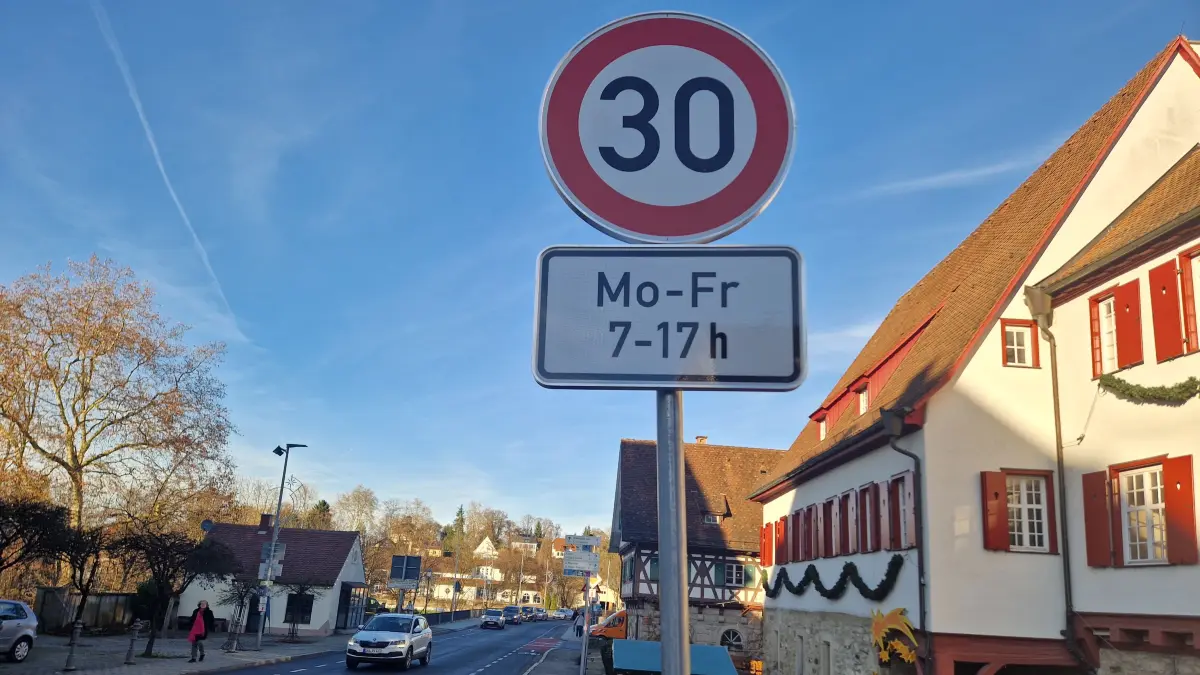 Seit dem 2. Dezember gilt ein zeitlich begrenztes Tempolimit auf der Schloss-Straße in Gaildorf (hier auf Höhe des Alten Schlosses)