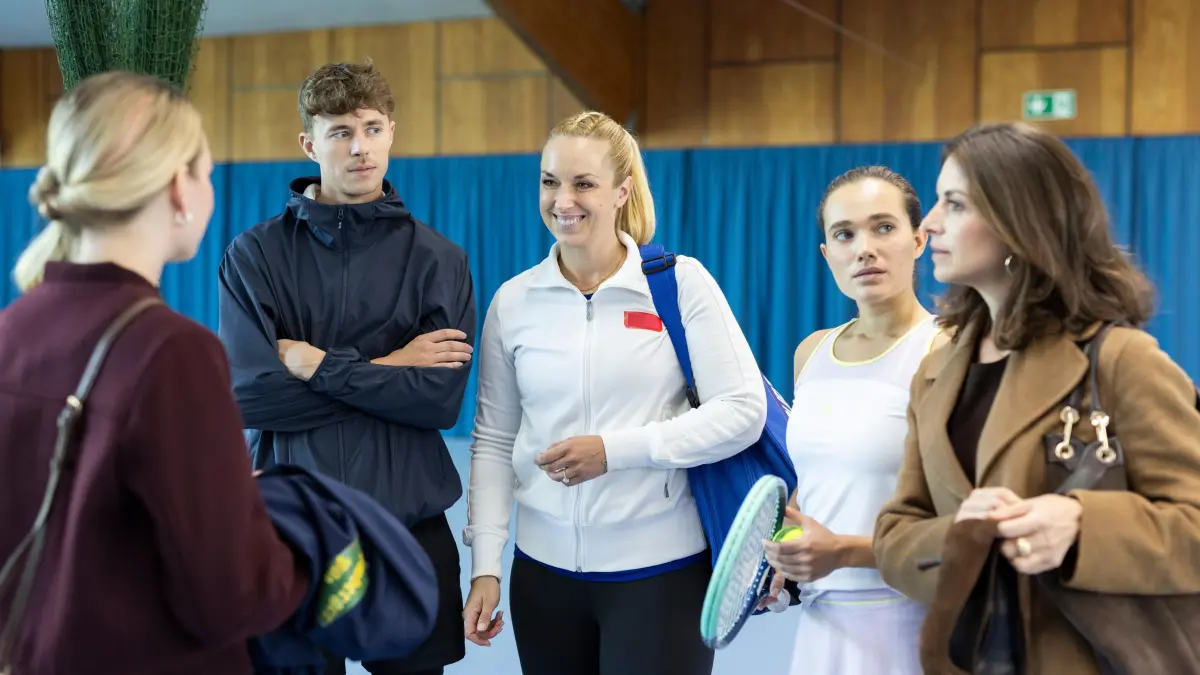 Neles (Maria Müller, l.) Kampfgeist wird von Sabine Lisicki belohnt. Joana (Josephine Martz) und Gabriella (Bianca Hein) sind nicht gerade begeistert.