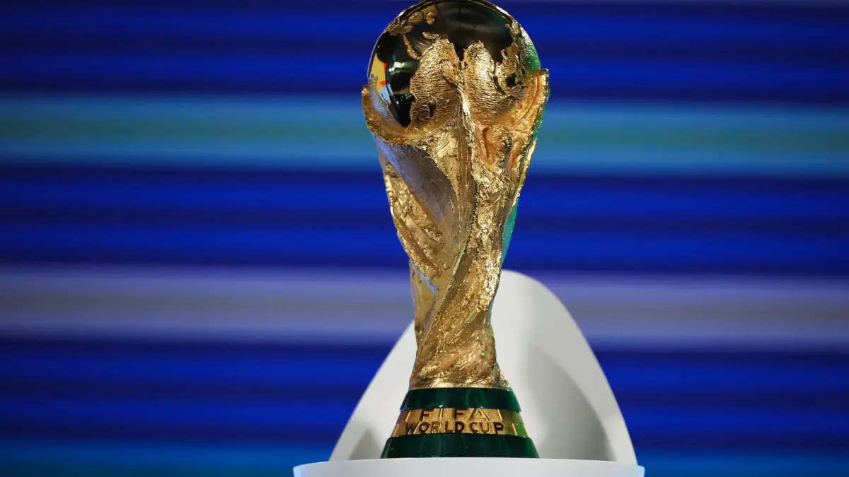 Fußball-WM: ARCHIV - 13.12.2024, Schweiz, Zürich: Fußball: WM-Qualifikation Europa, die FIFA-WM 2026 Trophäe ist vor der Auslosungszeremonie für die Fußball-Weltmeisterschaft 2026 Qualifikation zu sehen. Die Fußball-WM der Männer wird 2026 in den USA, Kanada und Mexiko ausgetragen. (zu dpa: «Kribbeln, Kugeln, Glamour: Nagelsmanns WM-Auslosung») Foto: Christian Charisius/dpa +++ dpa-Bildfunk +++