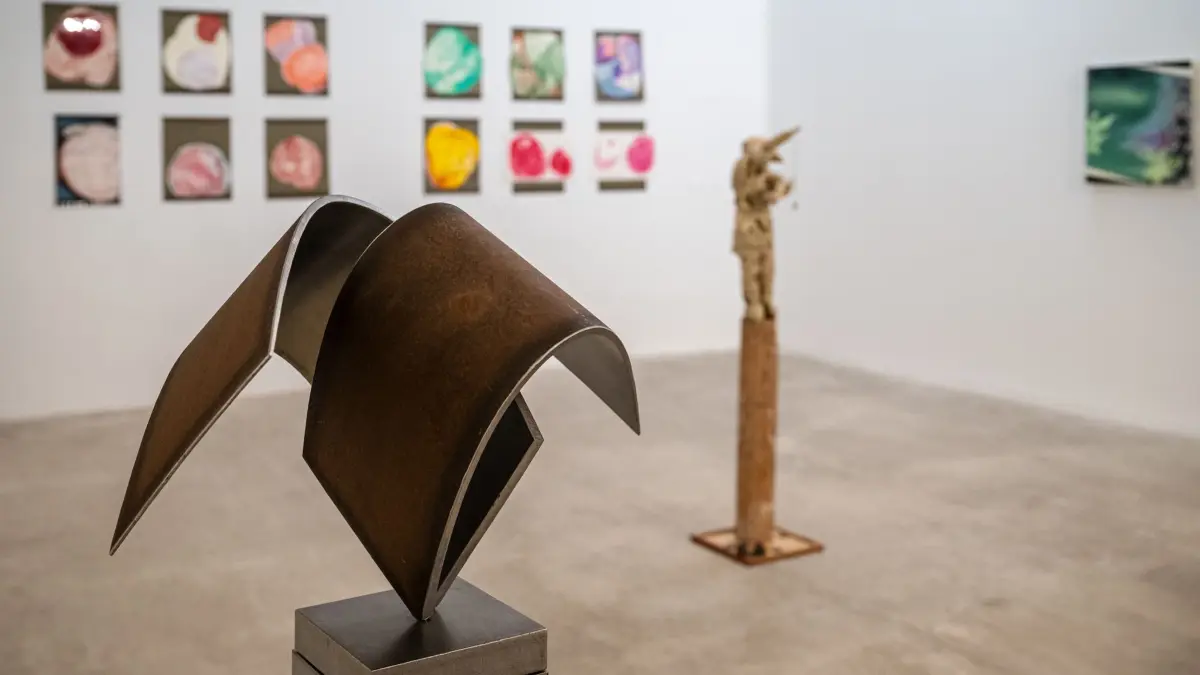Künstlerbund-Jahresausstellung in der Kulturhalle, im Vordergrund Skulptur von Jochen Warth "Kunst: Mein Über-Lebens-Mittel"