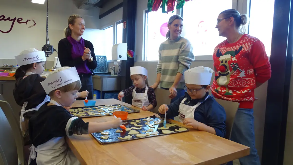 Vier Kinder vom evangelischen Kindergarten Süßen/Lindenstraße, waren jüngst zu Gast in der „Weihnachtsbäckerei“, im Stammhaus von Bäckerei/Konditorei Mayers, in Salach. Unter fachlicher Anleitung wurden Ausstecherle hergestellt.