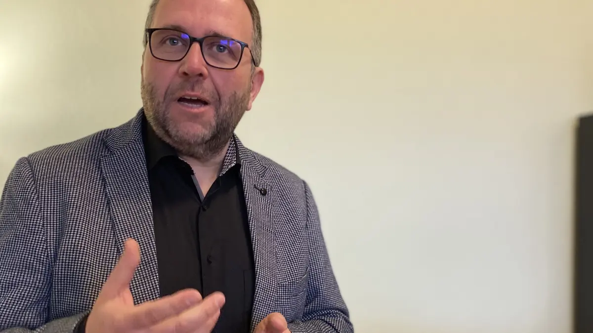 Der aus Holz ausgesägte Adler an der Wand seines Büros, ein Abschiedsgeschenk des Kirchengemeinderats seiner letzten Dienststelle, erinnert Andreas Arnold an das kraftspendende Bibelwort in Jesaja 40,31.
