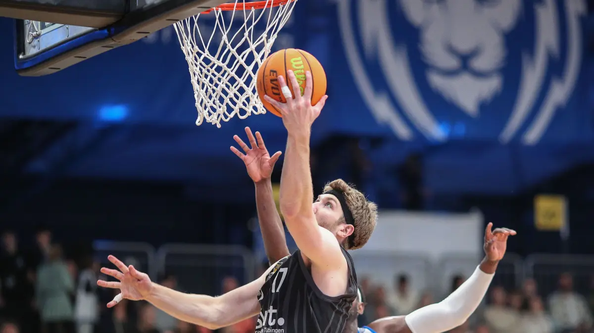PS Karlsruhe LIONS vs Tigers Tuebingen, Basketball ProA 2. Bundesliga, 11. Spieltag, Saison 2025/2026, 05.12.2025: Lukas Max Milner (Tigers Tuebingen, #17) mit einem Korbleger,
PS Karlsruhe LIONS vs Tigers Tuebingen, Basketball ProA 2. Bundesliga, 11. Spieltag, Saison 2025/2026, 05.12.2025,
Foto: Eibner-Pressefoto/Jan Prihoda