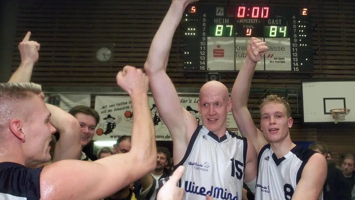 Vorsicht: Dieses Foto ist möglicherweise nur für den einstigen Verlag Schwäbisches Tagblatt verwendbar. Titel: Basketball, Männer, DBB Pokal 2000/2001, Wired Minds Tübingen - Alba Berlin Bildtext: BiU Das werden sie sich und ihren Kindern in zwanzig Jahren noch erzählen — wie sie damals den haushohen Favoriten Alba Berlin aus dem Pokal warfen. Ausgelassen feiern (von links): Marco Klingberg, der verletzte Center Claus Sieghörtner (über Klingbergs Bizeps) und die beiden Langen Sean Schiano und Jochen Losch. Bild: Ulmer 10.12.2000