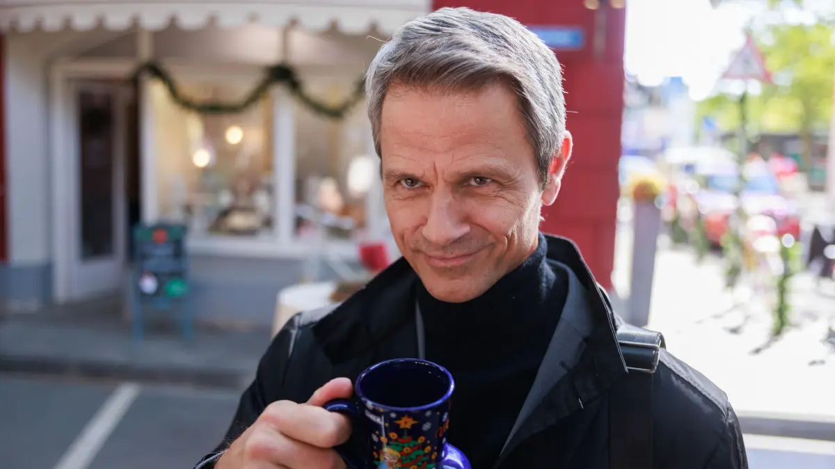 Benedikt (Jens Hajek) scheint noch eine Überraschung im Ärmel zu heben.