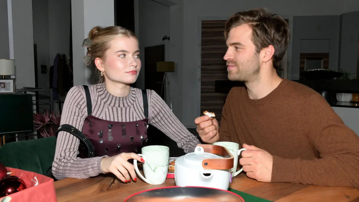 Johanna (Charlott Reschke) und Julian (Onno Buß) nähern sich wieder an.