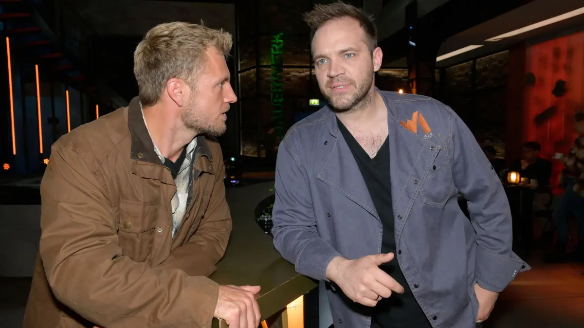 Paul (Niklas Osterloh) redet ein ernstes Wörtchen mit Erik (Patrick Heinrich).