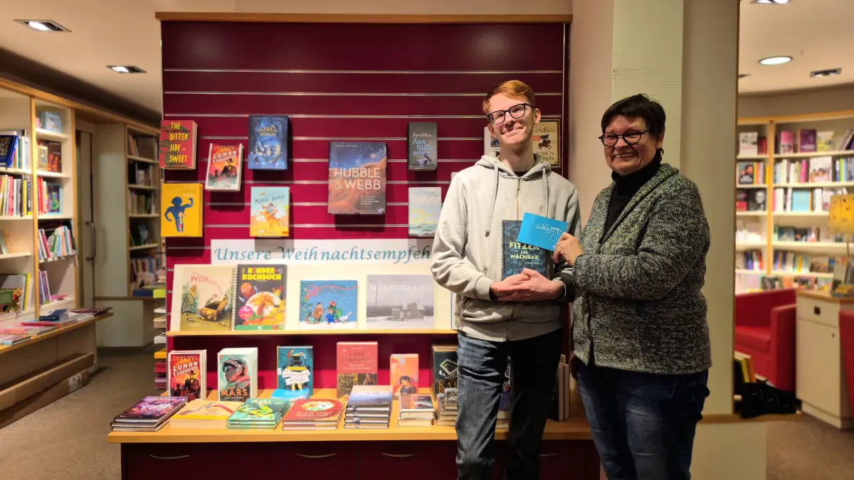 Jonas Buchhauser und Sabine Hunzinger von der Buchhandlung am Markt präsentieren druckfrische Weihnachtsempfehlungen für Bücherfreunde vor.