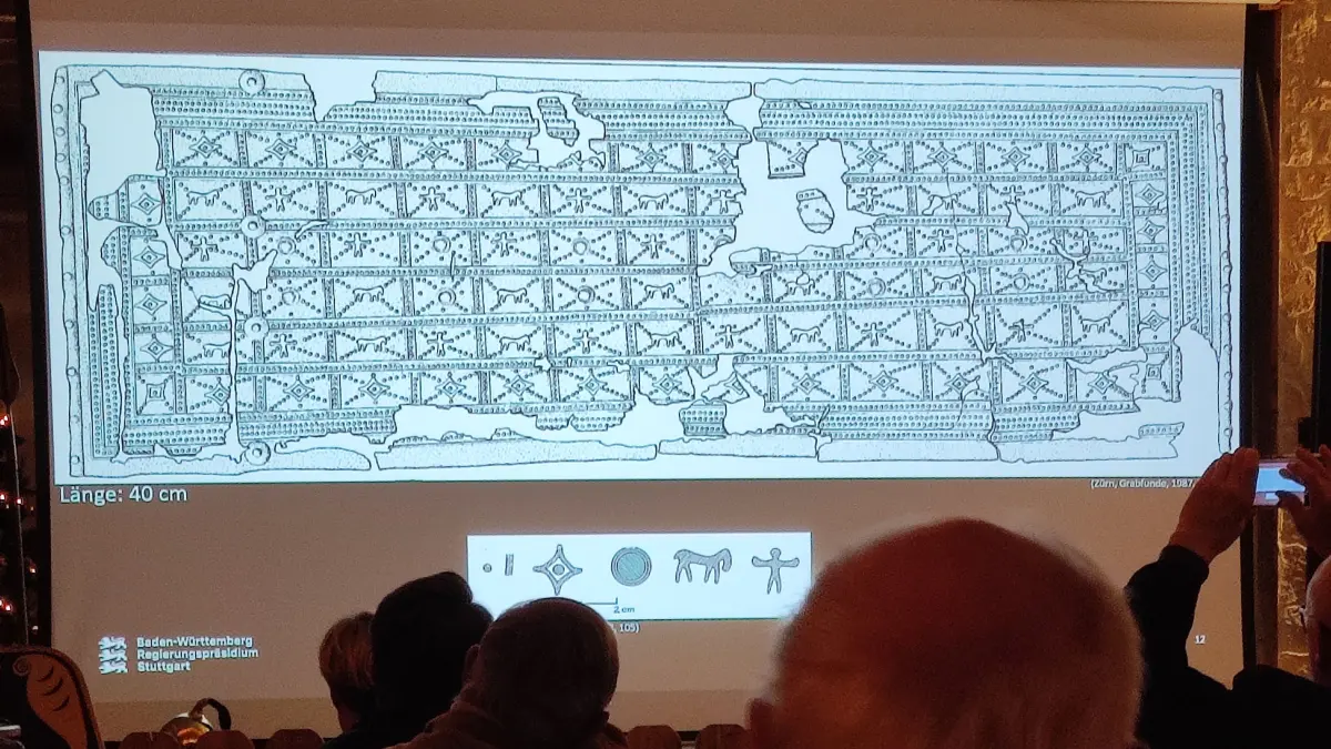 Bei dem Vortragabend über Johannes Dorn in Engstingen zeigte Dr. Mac Heise auch das vor Ort gefundene Gürtelblech.