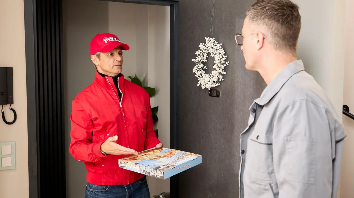 Benedikt (Jens Hajek, l.) schleust sich inkognito in Patrizias Reich.