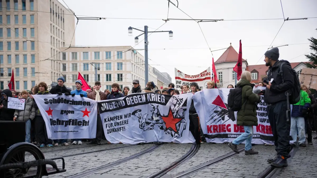 Freiburg, Deutschland, Europa, Schülerdemo am Europaplatz: Jugendliche im Protest, Banner und Plakate, Schulstreik gegen Wehrpflicht, Antimilitarismus, Jugendprotest, laut, entschlossen, Transparente, Gruppendynamik, Widerstand, ziviler Ungehorsam, Rückkehr Wehrpflicht, Zwangsdienst-Debatte, Musterung 2026, Bildung statt Bundeswehr, Jugend gegen Zwangswehrdienst, Symbolfoto aktuelle Wehrpflicht-Diskussion, Innenpolitik. Freiburg Europa Platz Baden-Württemberg Deutschland *** Freiburg, Germany, Europe, student demo at Europaplatz youth in protest, banners and posters, school strike against conscription, antimilitarism, youth protest, loud, determined, banners, group dynamics, resistance, civil disobedience, return of conscript Copyright: xFINLEYxMÖRCHx