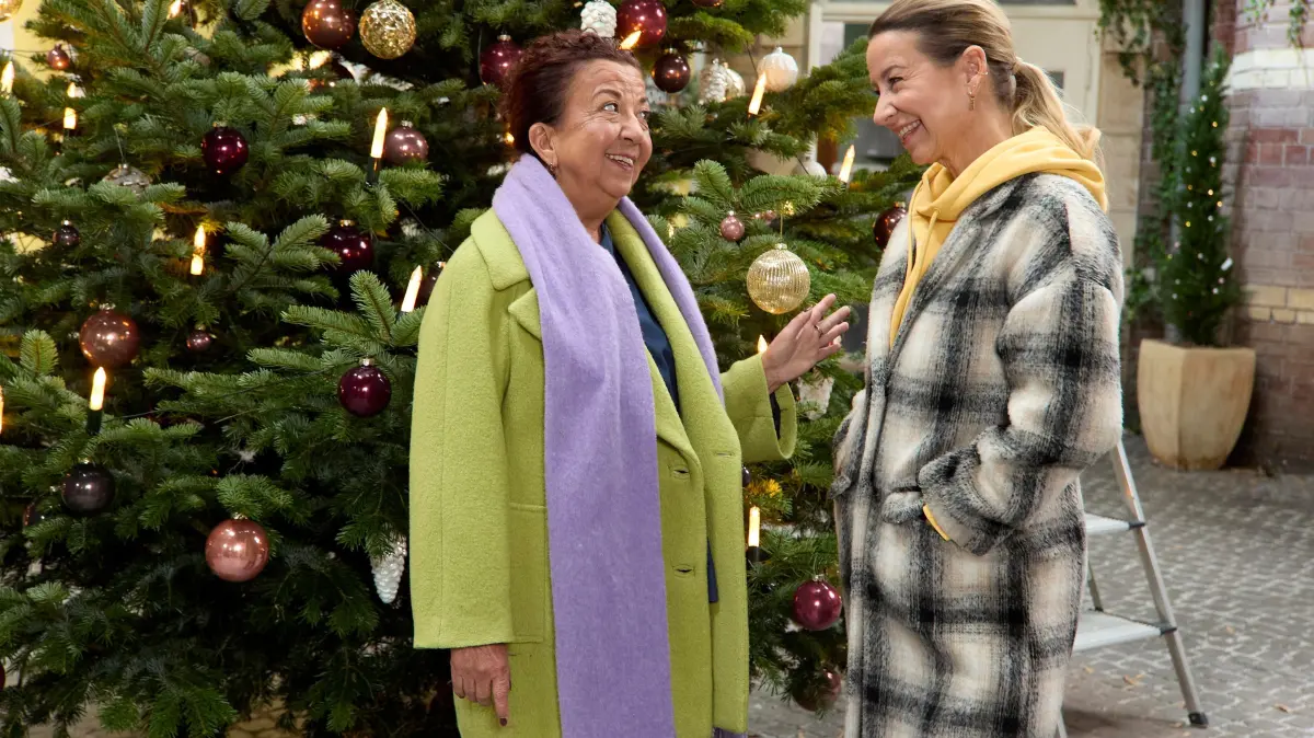 Utes (Isabell Hertel, r.) emotionaler Moment mit Nuray (Lilay Huser) wird grausam unterbrochen.