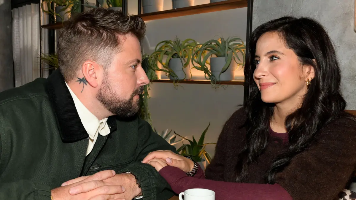 John (Felix von Jascheroff) wird Weihnachten nicht mit Laura (Chryssanthi Kavazi) feiern können.