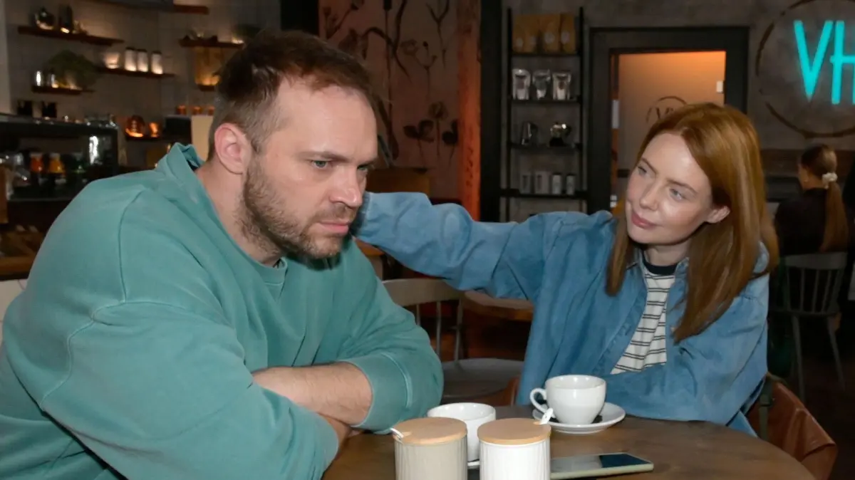 Erik (Patrick Heinrich) hat Toni (Olivia Marei) betrogen. Sie weiß noch nichts davon.