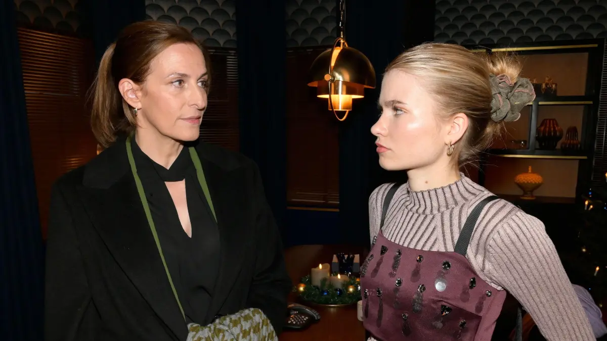 Katrin (Ulrike Frank) muss ihrer Tochter Johanna (Charlott Reschke) endlich die Wahrheit sagen.