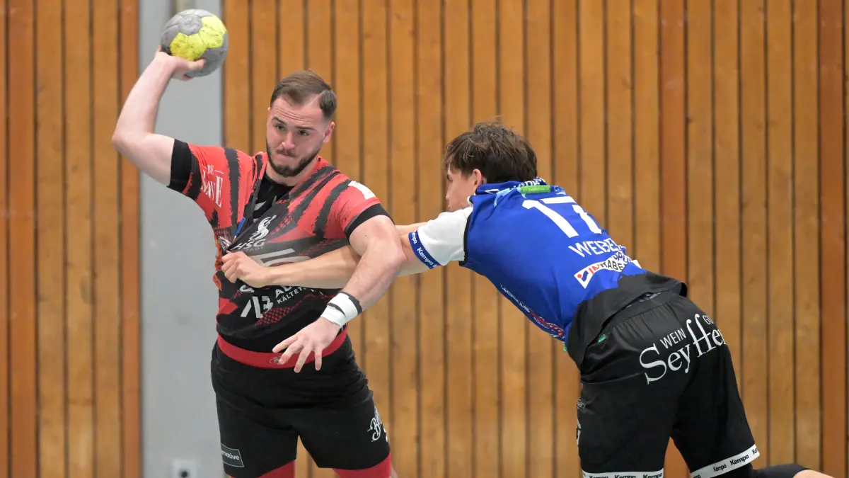 Fynn Menzel (beim Wurf) überzeugte im Topspiel gegen Spitzenreiter Weinsberg mit vier Toren. AmSamstag reist die HSG Albstadt nach Ostfildern.