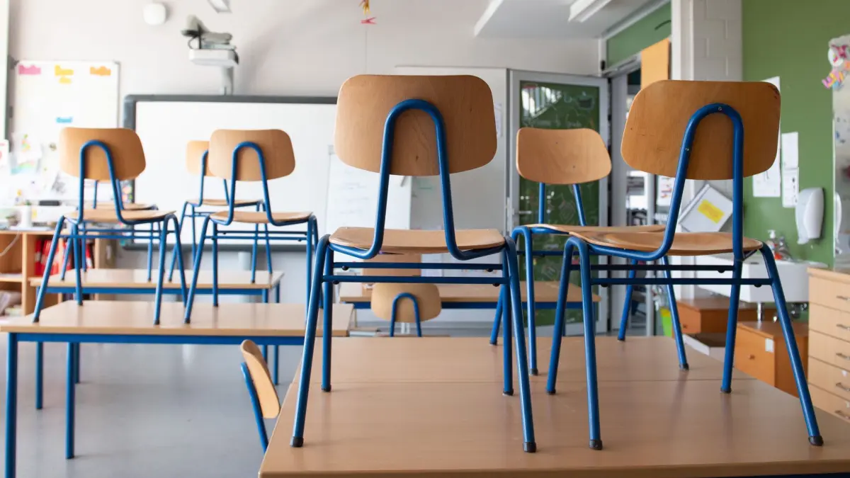 Leeres Klassenzimmer: SYMBOLBILD - 23.03.2020, Sachsen, Dresden: Stühle stehen in einer Schule auf den Tischen. In Sachsen fallen derzeit zahlreiche Schulstunden aus. (zu dpa: «Proteste gegen Wehrpflicht: Bleiben die Klassenzimmer leer?») Foto: Sebastian Kahnert/dpa-Zentralbild/dpa +++ dpa-Bildfunk +++