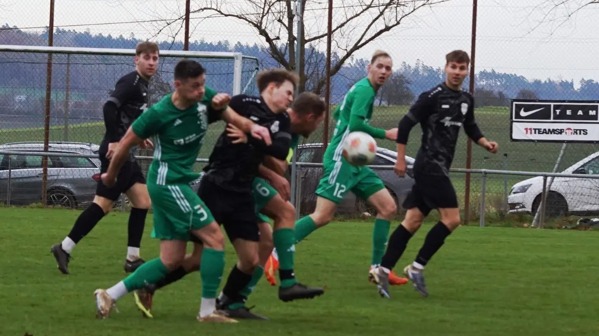 Die SGM Kreßberg (grün) – hier beim 4:2-Sieg gegen den Tura Untermünkheim – ist nach der Vorrunde in der Bezirksliga auf Platz 11 zu finden und hätte damit den Klassenerhalt geschafft. Der kommende Gegner TSV Gaildorf ist Tabellenführer.