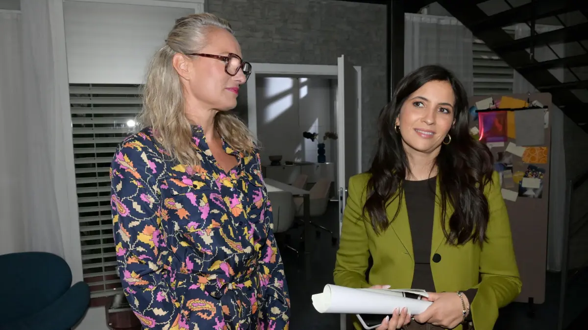 Maren (Eva Mona Rodekirchen, l.) nimmt Überstunden in Kauf, um Laura (Chryssanthi Kavazi) zu entlasten.