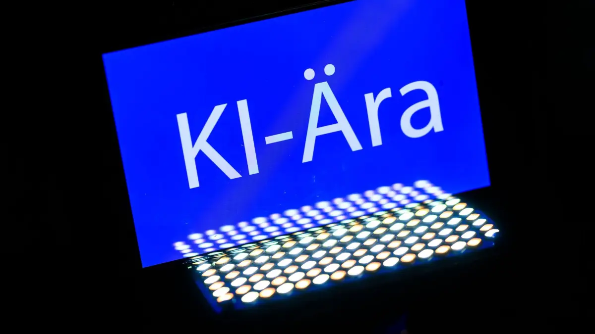 „Wort des Jahres“ 2025: PRODUKTION - 04.12.2025, Sachsen, Dresden: ILLUSTRATION - Das Wort "KI-Ära" ist auf einem Smartphone zu sehen. Das Wort des Jahres ist «KI-Ära», wie die Gesellschaft für deutsche Sprache (GfdS) bekannt gegeben hat. Eine Expertenjury wählt jährlich eine Liste von Wörtern, die den sprachlichen Nerv eines Jahres in besonderer Weise getroffen haben. Foto: Robert Michael/dpa +++ dpa-Bildfunk +++