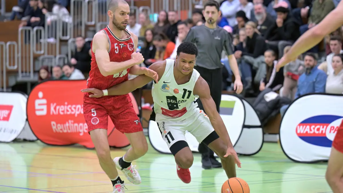 Basketball RL | TSG Solcom Ravens Reutlingen vs. Lou's Foodtruck MTV Stuttgart: Basketball 1. RL | TSG Solcom Ravens Reutlingen (weiss) vs. Lou's Foodtruck MTV Stuttgart (rot) // 2025-12-06 // Foto: Joachim Baur // #11 Noel Tomas Duarte (TSG Reutlingen) / #5 Ruben Leidel (MTV Stuttgart)