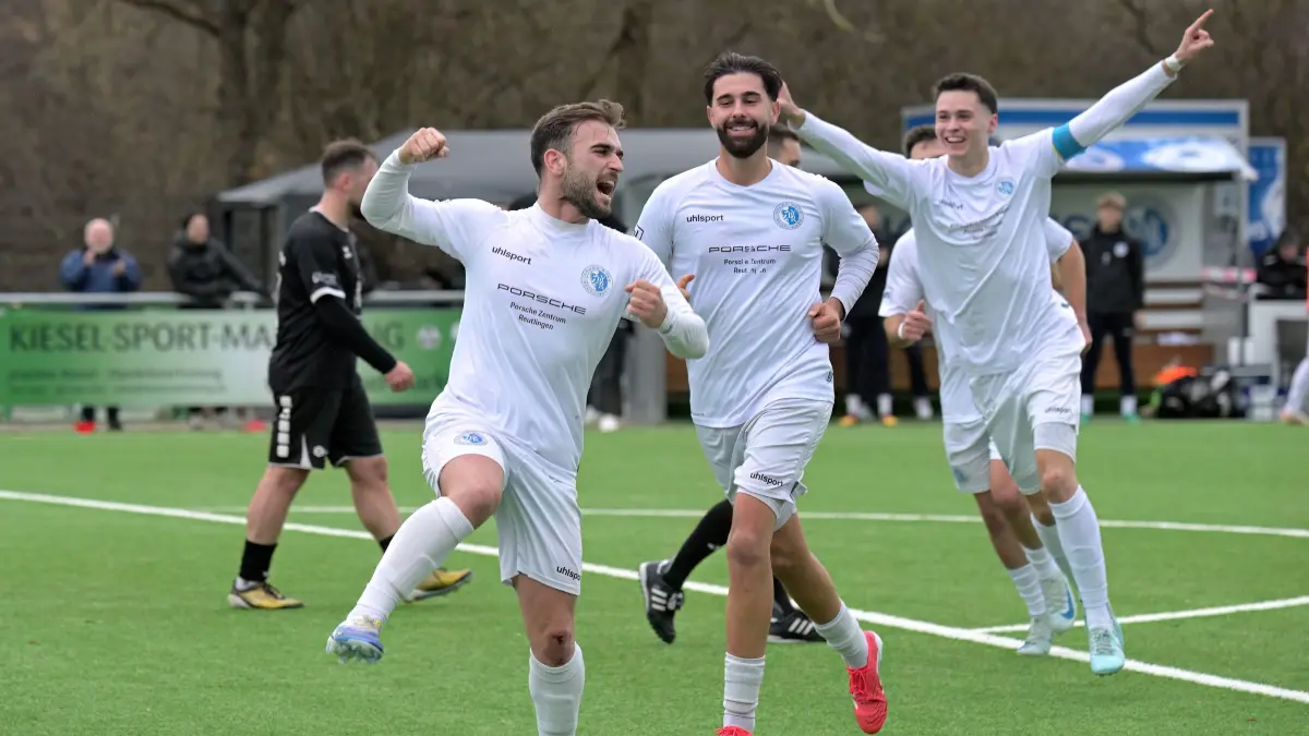 Fussball VL | Young Boys Reutlingen vs. VfR Heilbronn: Fussball VL | Young Boys Reutlingen (weiss) vs. VfR Heilbronn (schwarz) // 2025-12-06 // Foto: Joachim Baur // Torjubel Young Boys beim 3:1 - #10 Christos Chatzimalousisj (Young Boys Reutlingen), li