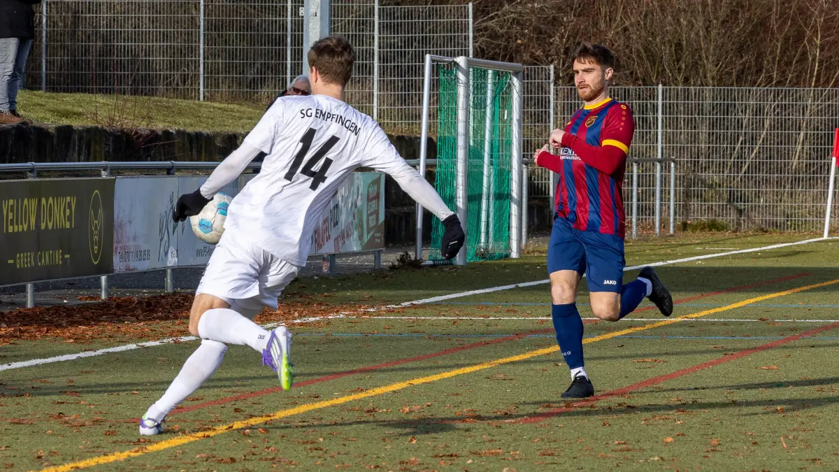 SSC Tuebingen vs SG Empfingen, Fussball, Landesliga 3, Spieltag 19, Spielzeit 2025/2026, 06.12.2025: Matthias Stueber (SG Empfingen, #14) klaert vor Lars Lack (SSC Tuebingen, #11),
SSC Tuebingen vs SG Empfingen, Fussball, Landesliga 3, Spieltag 19, Spielzeit 2025/2026, 06.12.2025,
Foto: Eibner-Pressefoto/Sebastian Reese