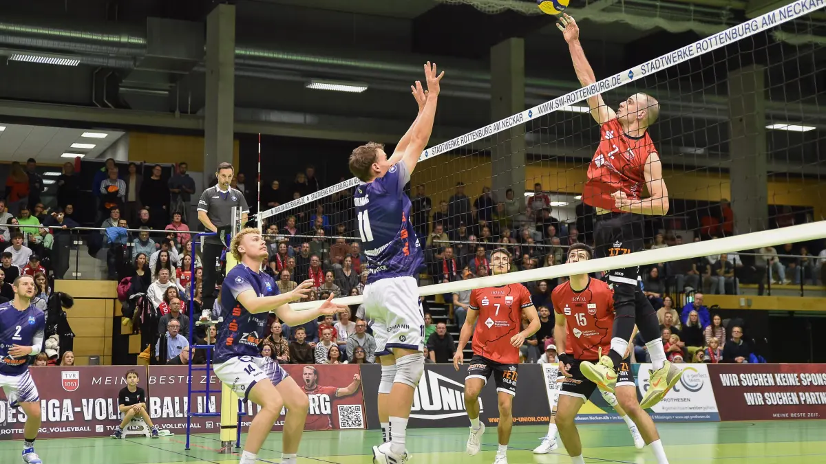TV Rottenburg vs. TSV Mimmenhausen, Volleyball, 2. Bundesliga Sued, 10. Spieltag, Spiel 5560, Saison 2025/2026, 06.12.2025: Moritz Rauber (TV Rottenburg, #02) im Angriff gegen Philipp Hornung (TSV Mimmenhausen, #11)
TV Rottenburg vs. TSV Mimmenhausen, Volleyball, 2. Bundesliga Sued, 10. Spieltag, Spiel 5560, Saison 2025/2026, 06.12.2025,
Foto: Eibner-Pressefoto/Ralph Kunze