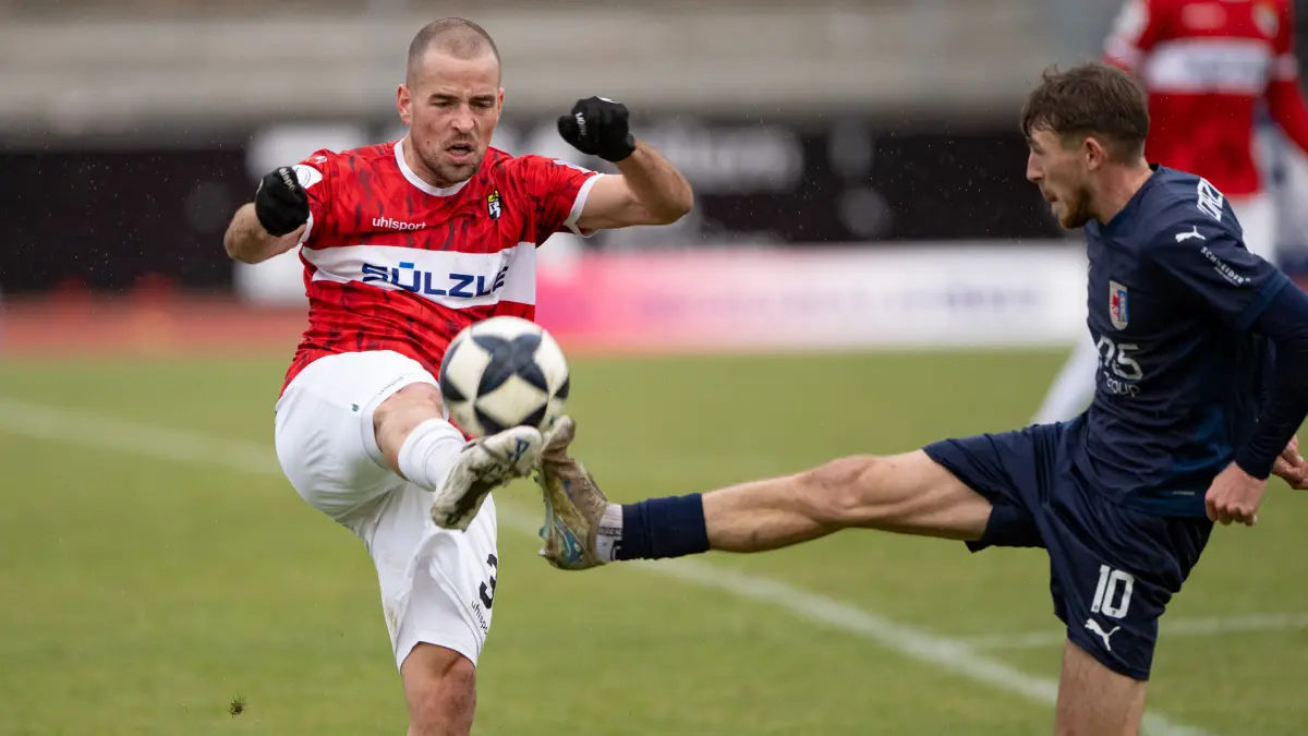 Ivo Colic, (TSG Balingen, #31), links gegen Tim Korzuschek (SG Barockstadt Fulda Lehnerz, #10),
TSG Balingen vs. SG Barockstadt Fulda Lehnerz, Fussball, Regionalliga Suedwest, 20. Spieltag, Saison 2025/2026, 06.12.2025,
Eibner-Pressefoto/Andreas Ulmer