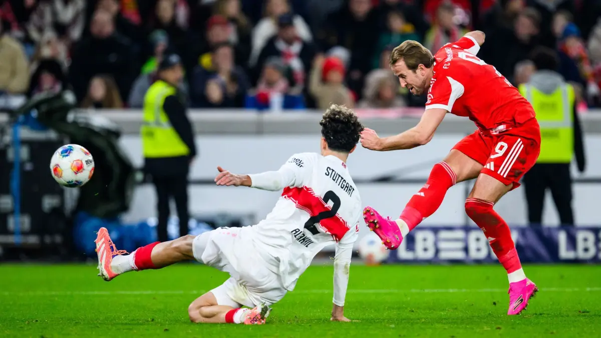 VfB Stuttgart - FC Bayern München: 06.12.2025, Baden-Württemberg, Stuttgart: Fußball, Bundesliga, VfB Stuttgart - FC Bayern München, 13. Spieltag, MHPArena. Harry Kane (r, Bayern München) in Aktion gegen Ameen Al-Dakhil (VfB Stuttgart). Das Spiel endete 0:5. Foto: Tom Weller/dpa - WICHTIGER HINWEIS: Gemäß den Vorgaben der DFL Deutsche Fußball Liga bzw. des DFB Deutscher Fußball-Bund ist es untersagt, in dem Stadion und/oder vom Spiel angefertigte Fotoaufnahmen in Form von Sequenzbildern und/oder videoähnlichen Fotostrecken zu verwerten bzw. verwerten zu lassen. +++ dpa-Bildfunk +++