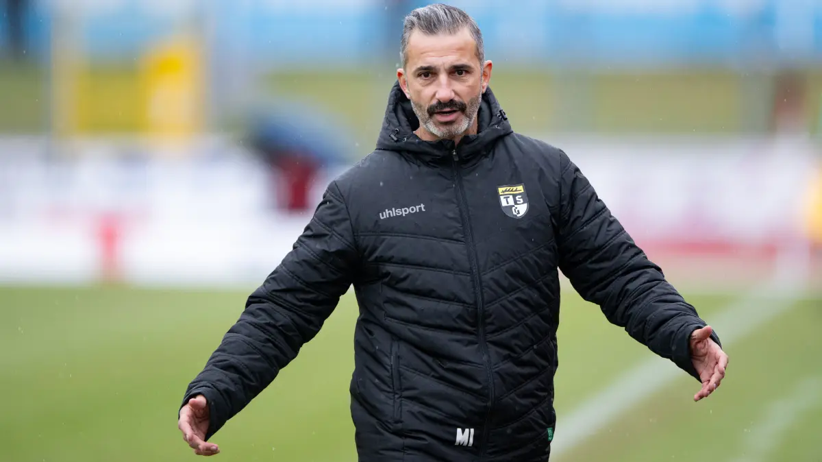 TSG Balingen vs. SG Barockstadt Fulda Lehnerz, Fussball, Regionalliga Suedwest, 20. Spieltag, Saison 2025/2026, 06.12.2025,: Murat Isik, (TSG Balingen, Trainer),
TSG Balingen vs. SG Barockstadt Fulda Lehnerz, Fussball, Regionalliga Suedwest, 20. Spieltag, Saison 2025/2026, 06.12.2025,
Eibner-Pressefoto/Andreas Ulmer