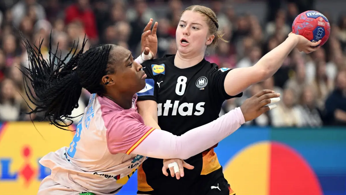 Spanien - Deutschland: 06.12.2025, Nordrhein-Westfalen, Dortmund: Handball, Frauen: WM, Spanien - Deutschland, Hauptrunde, Gruppe 2, 3. Spieltag, Nina Engel (r, Deutschland) und Lyndie Tchaptchet Defo (Spanien) kämpfen um den Ball. Foto: Federico Gambarini/dpa +++ dpa-Bildfunk +++