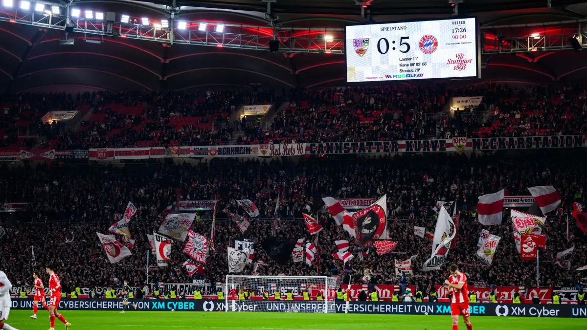 VfB Stuttgart - FC Bayern München: 06.12.2025, Baden-Württemberg, Stuttgart: Fußball, Bundesliga, VfB Stuttgart - FC Bayern München, 13. Spieltag, MHPArena. Das Ergebnis von 0:5 steht auf der Anzeigetafel nach dem Spiel. Foto: Tom Weller/dpa - WICHTIGER HINWEIS: Gemäß den Vorgaben der DFL Deutsche Fußball Liga bzw. des DFB Deutscher Fußball-Bund ist es untersagt, in dem Stadion und/oder vom Spiel angefertigte Fotoaufnahmen in Form von Sequenzbildern und/oder videoähnlichen Fotostrecken zu verwerten bzw. verwerten zu lassen. +++ dpa-Bildfunk +++
